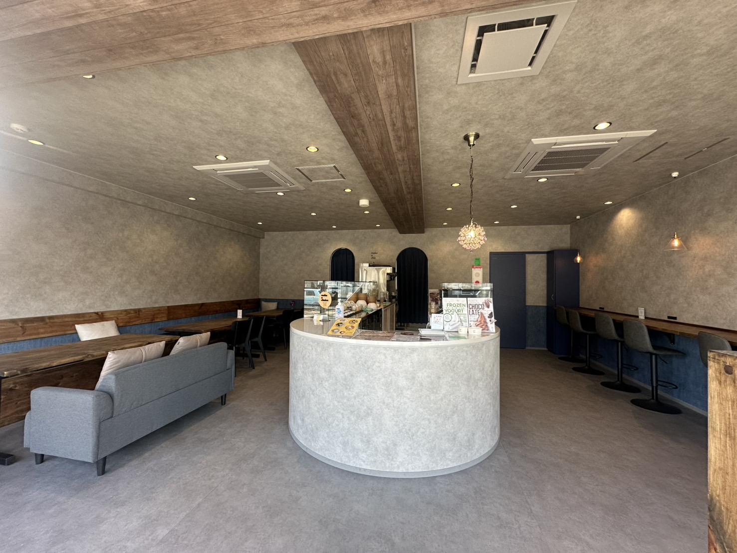 落ち着いた雰囲気の広い店内