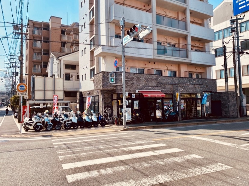 国道3号線沿いでわかりやすい