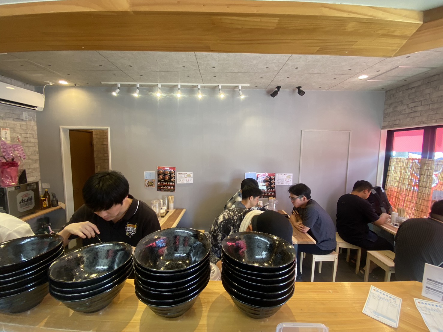 店内はカウンターとテーブル席がある