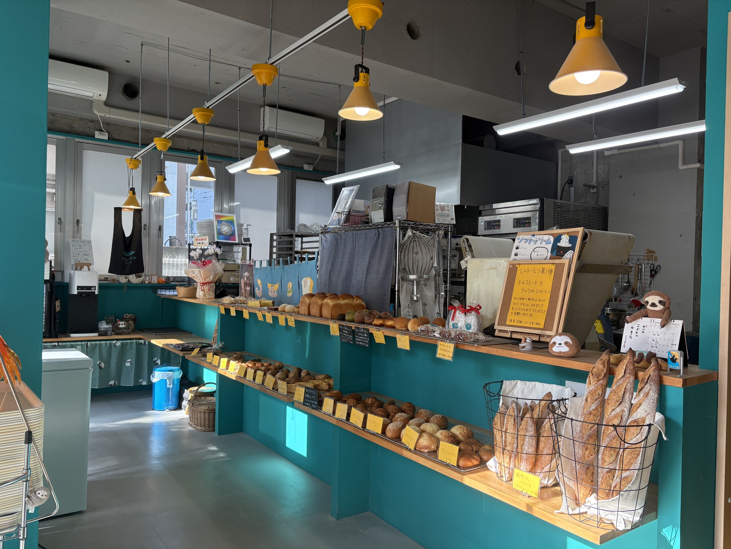 ターコイズブルーの壁紙が可愛い内観