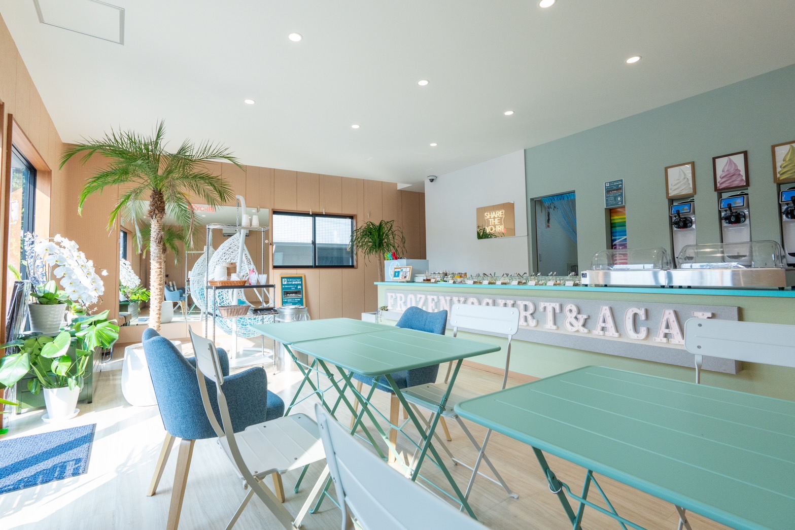 店内は明るくてモダンな空間