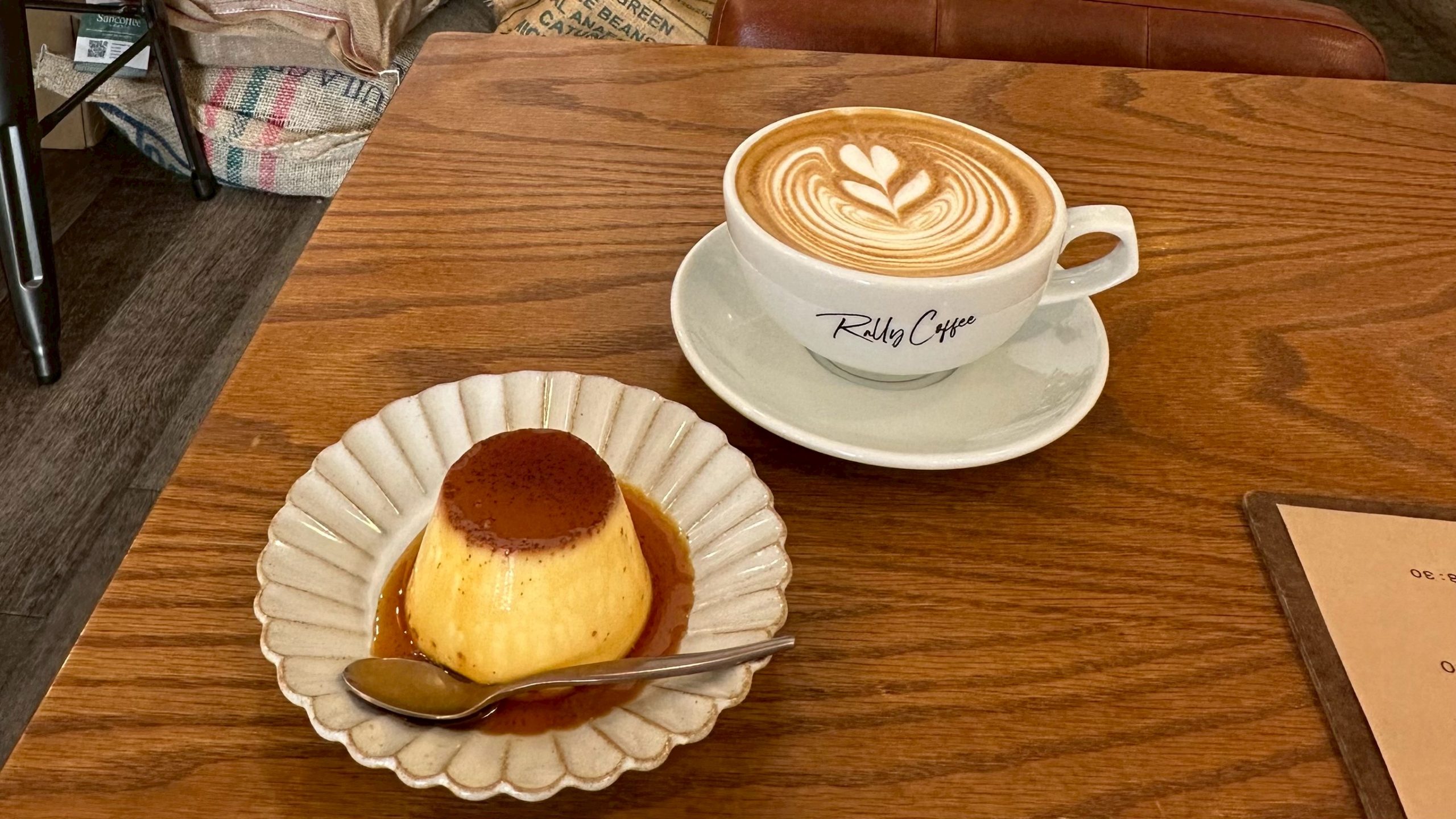 ラテアートと手作りのスイーツが楽しめる